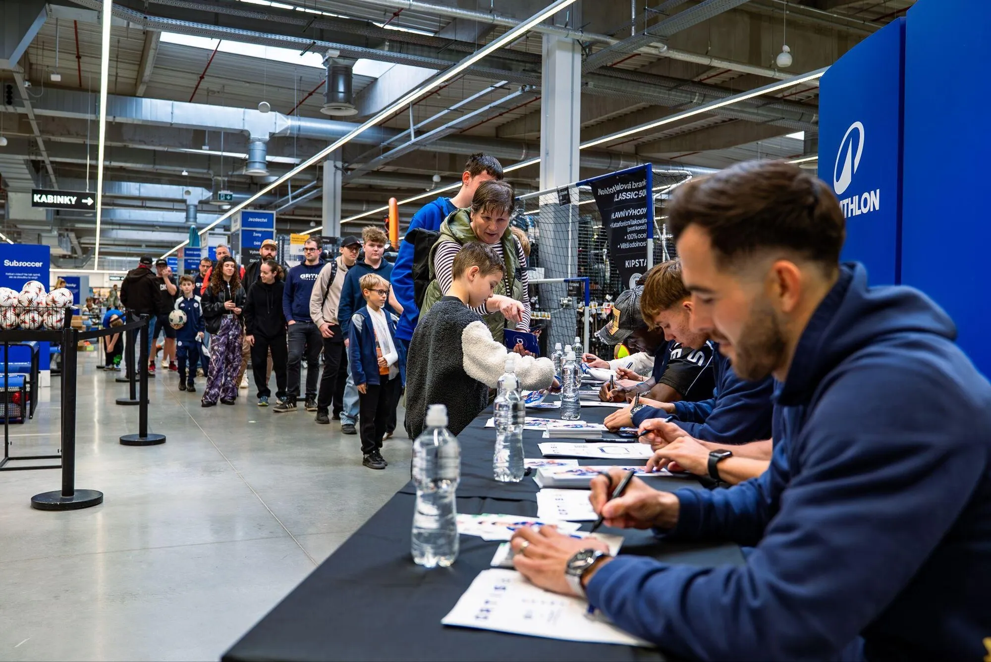 Fanoušci ve frontě na autogramy