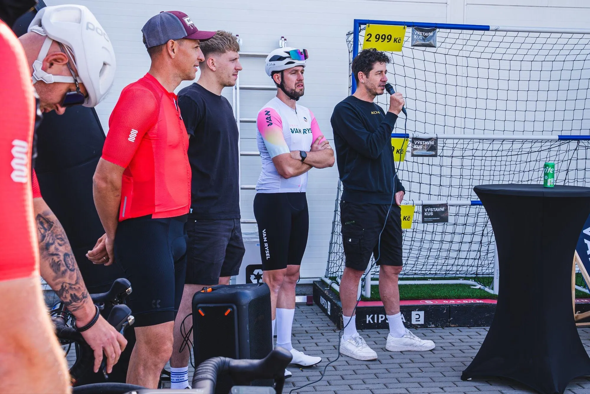 Rozhovor s cyklisty před stanem Van Rysel