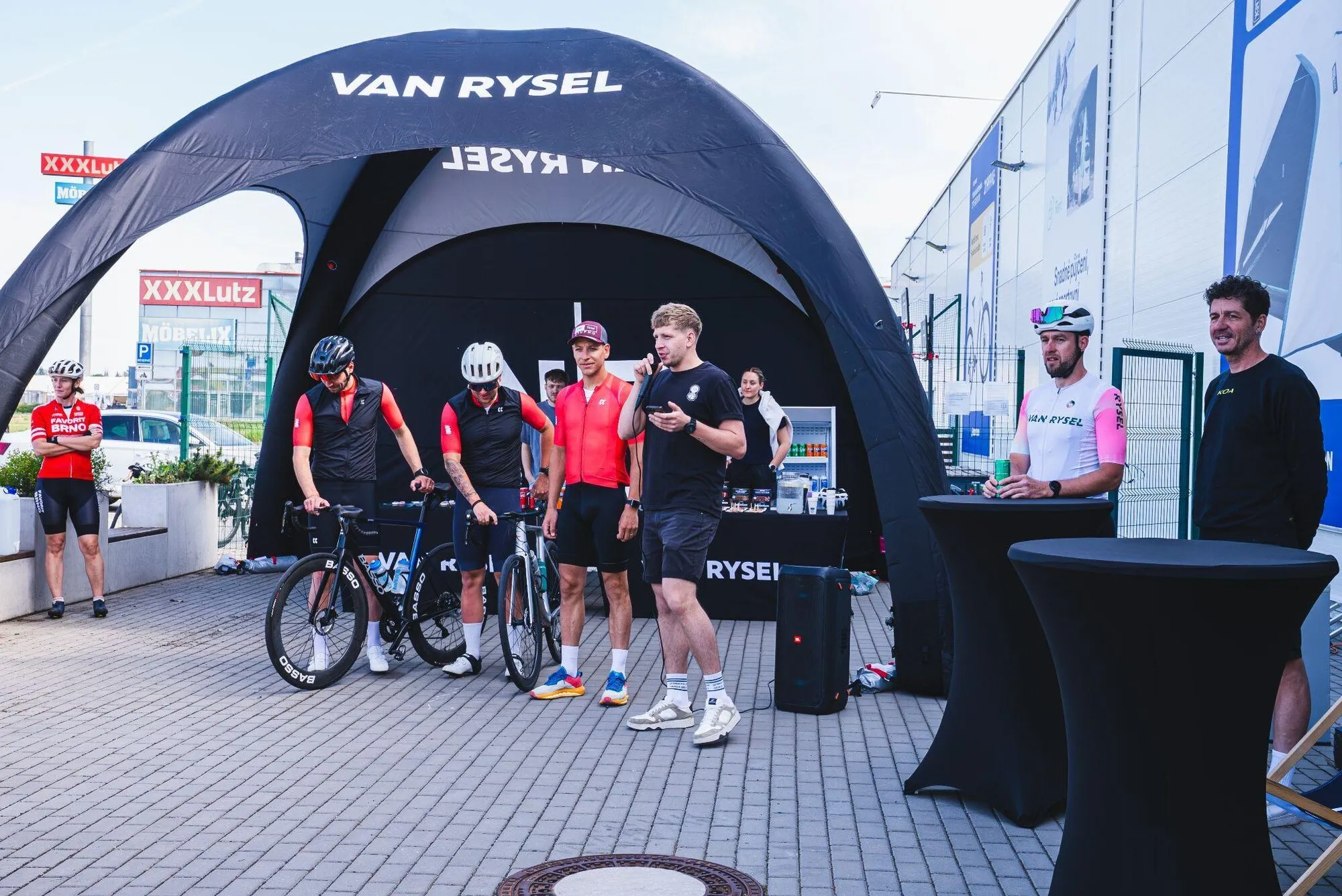Cyklisté a Kryštof u stanu Van Rysel