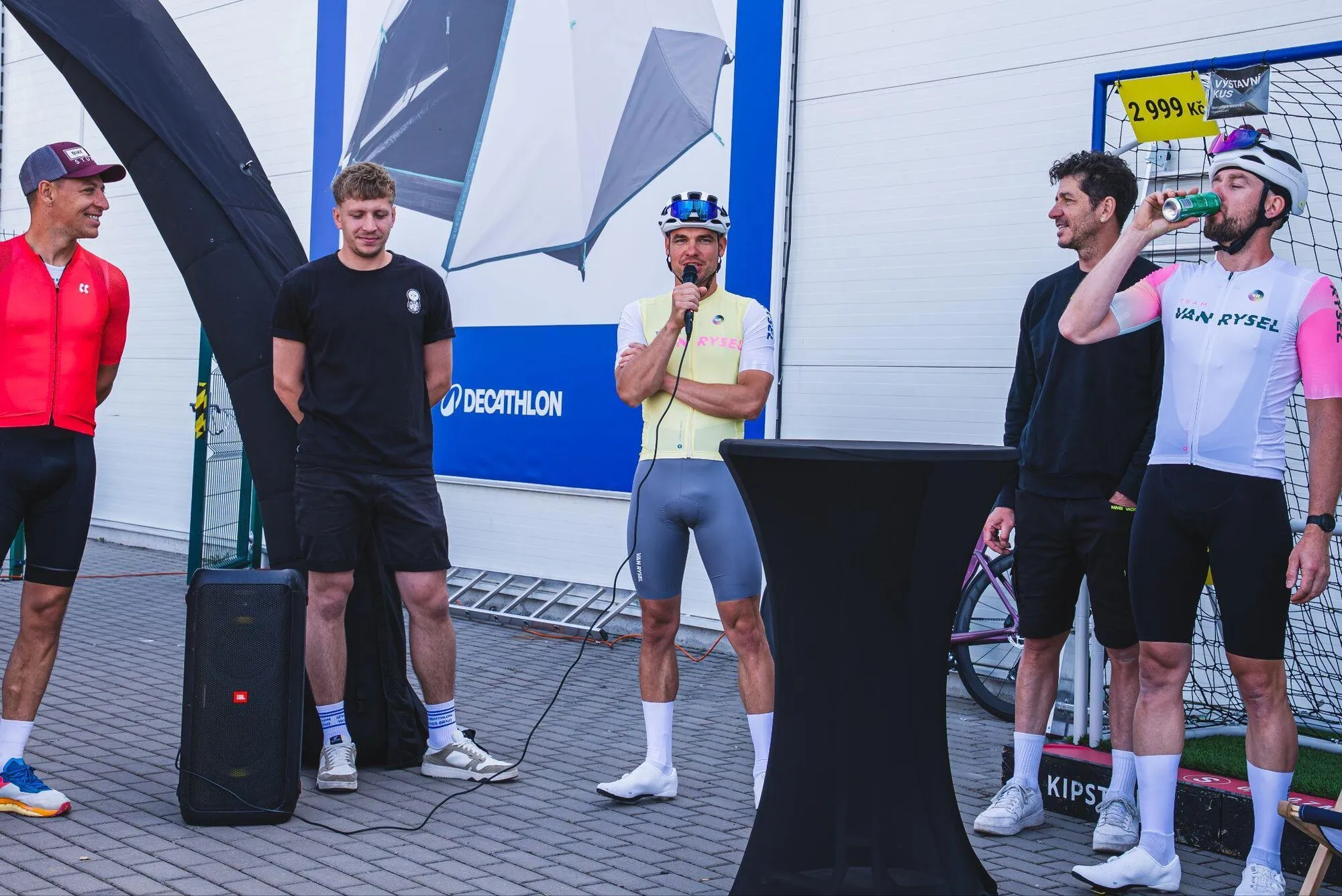 Kryštof moderuje představení týmu cyklistů