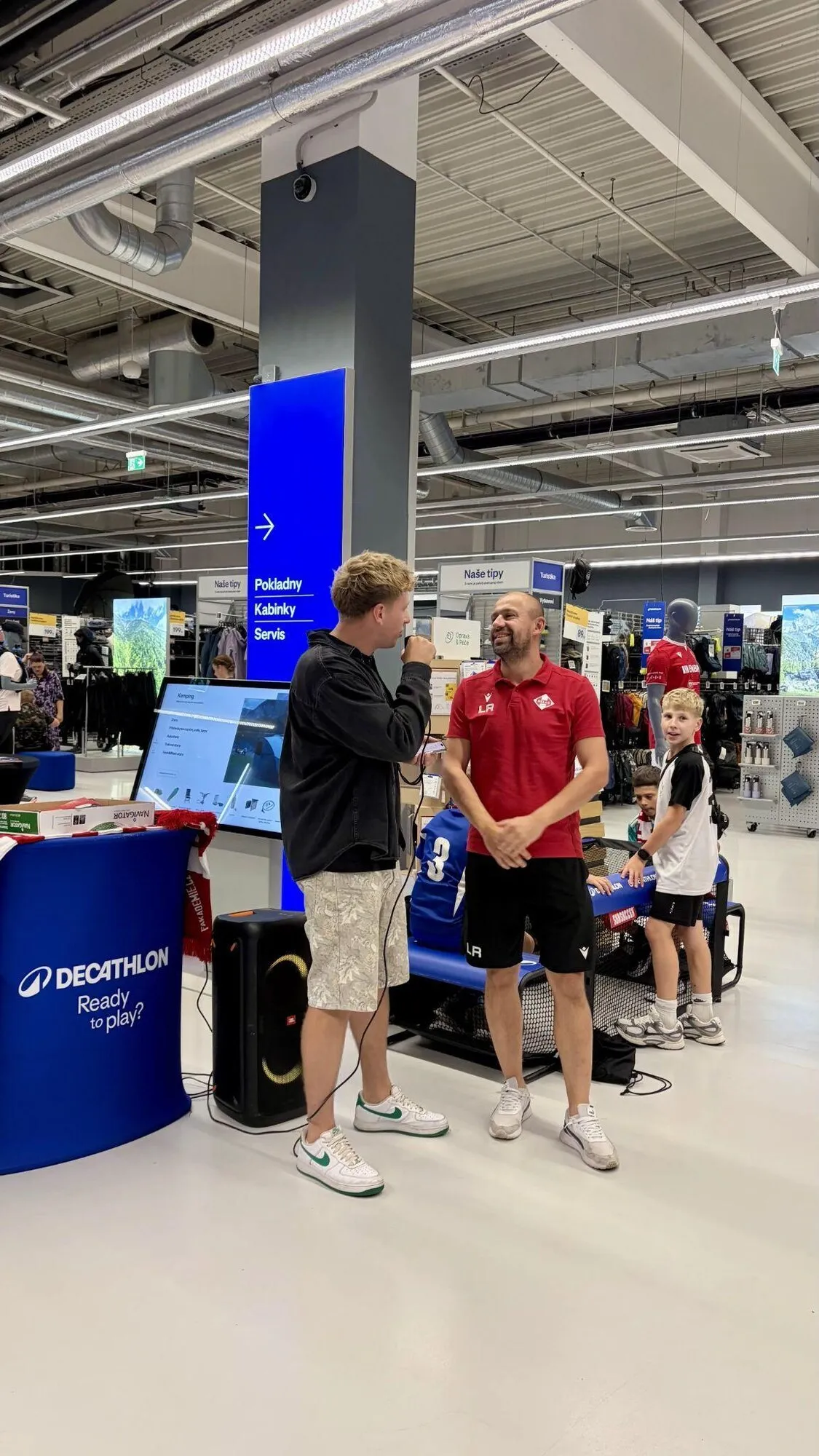Kryštof s mikrofonem vede rozhovor s hráčem Helas Brno
