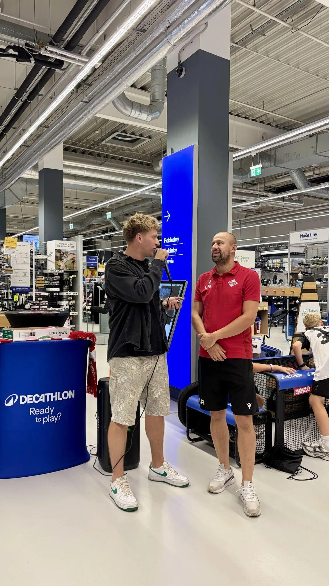 Kryštof a hráč Helas Brno v prodejně Decathlon
