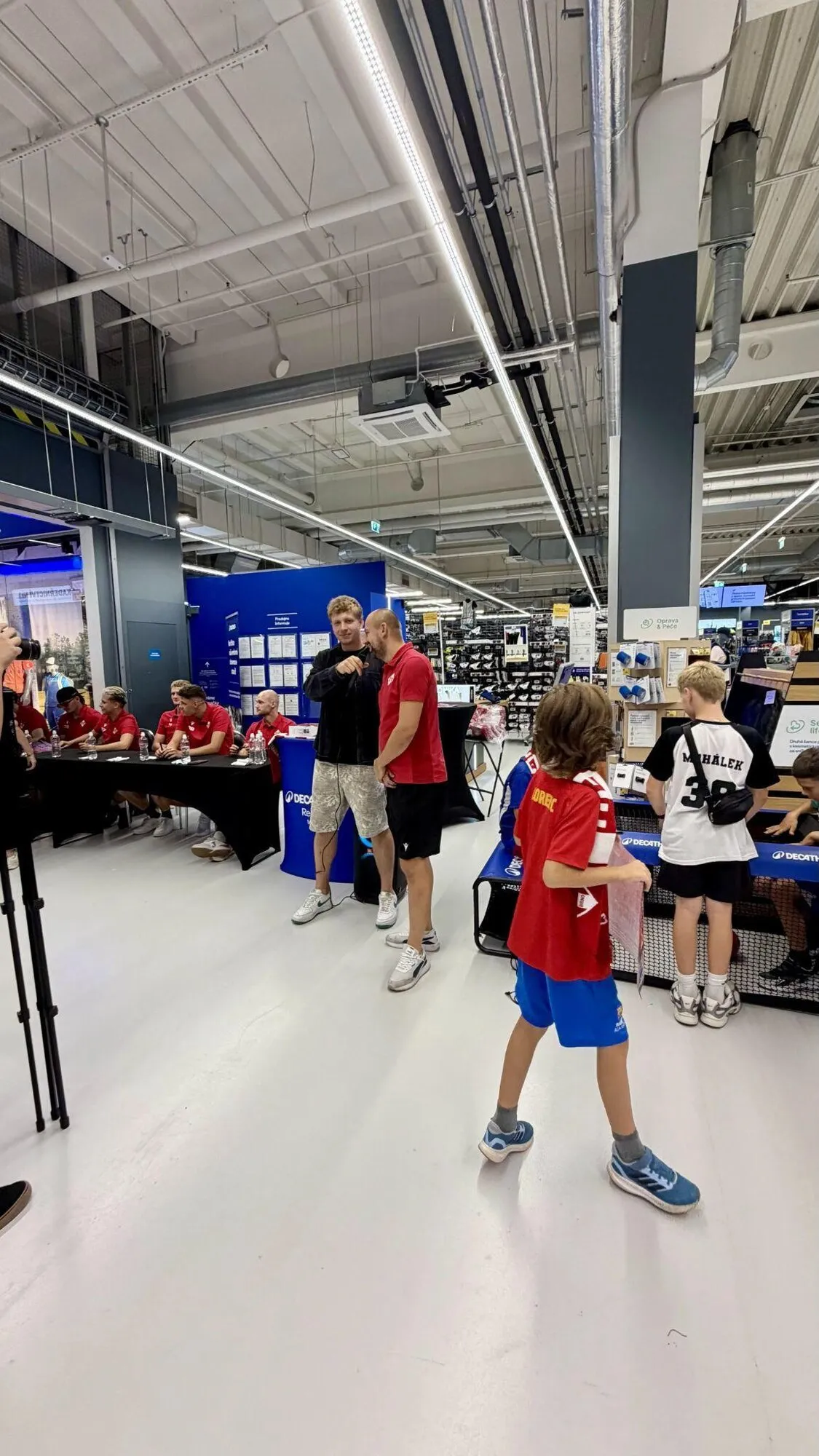 Děti a fanoušci u podpisového stolu