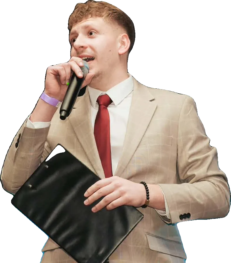 Kryštof v obleku moderuje ples