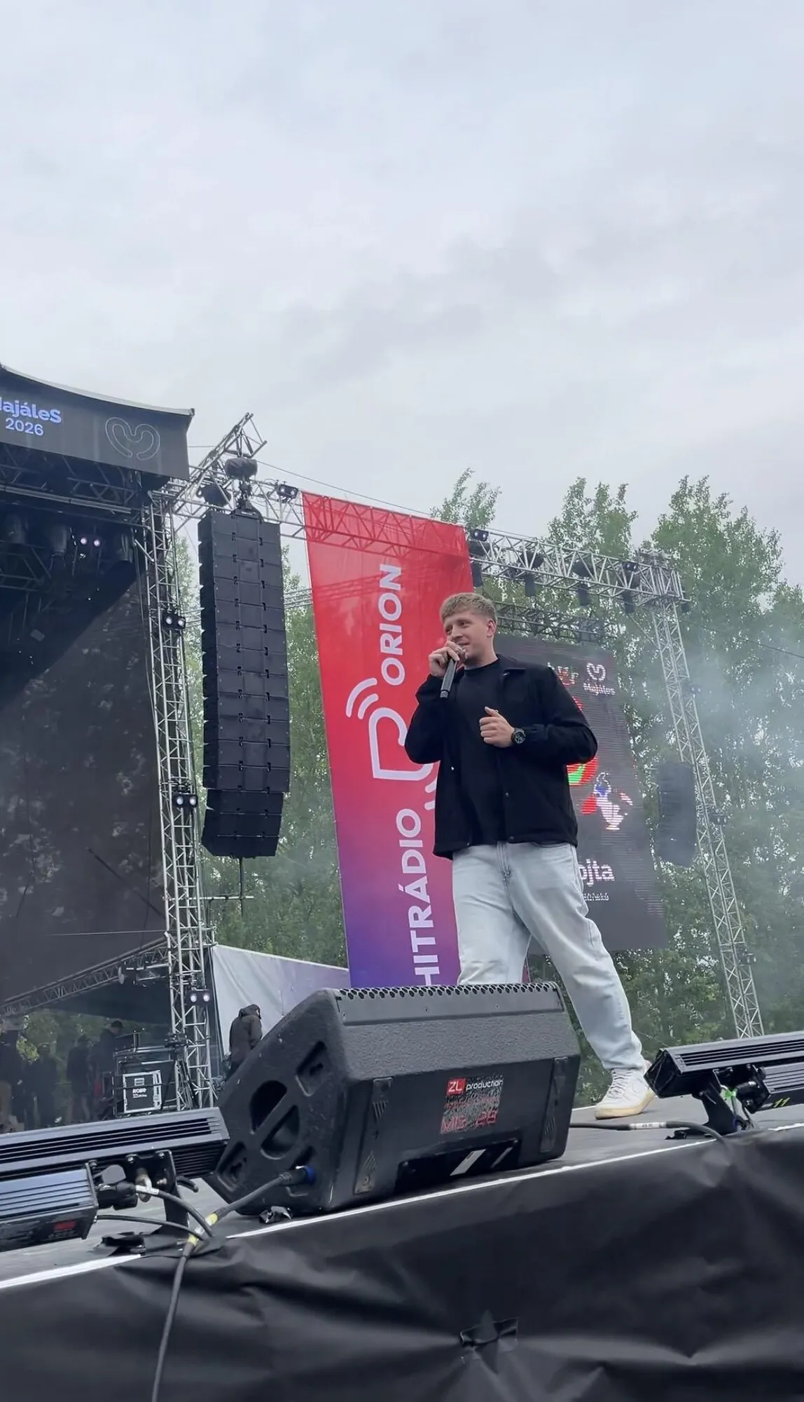 Kryštof moderuje na stagi Hitrádia Orion