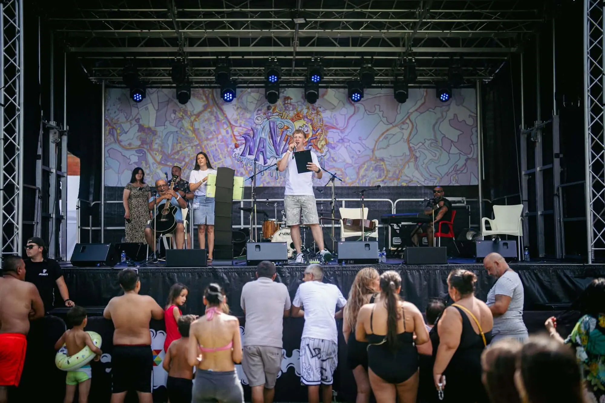 Kryštof na letním pódiu festivalu Na Vlně před publikem
