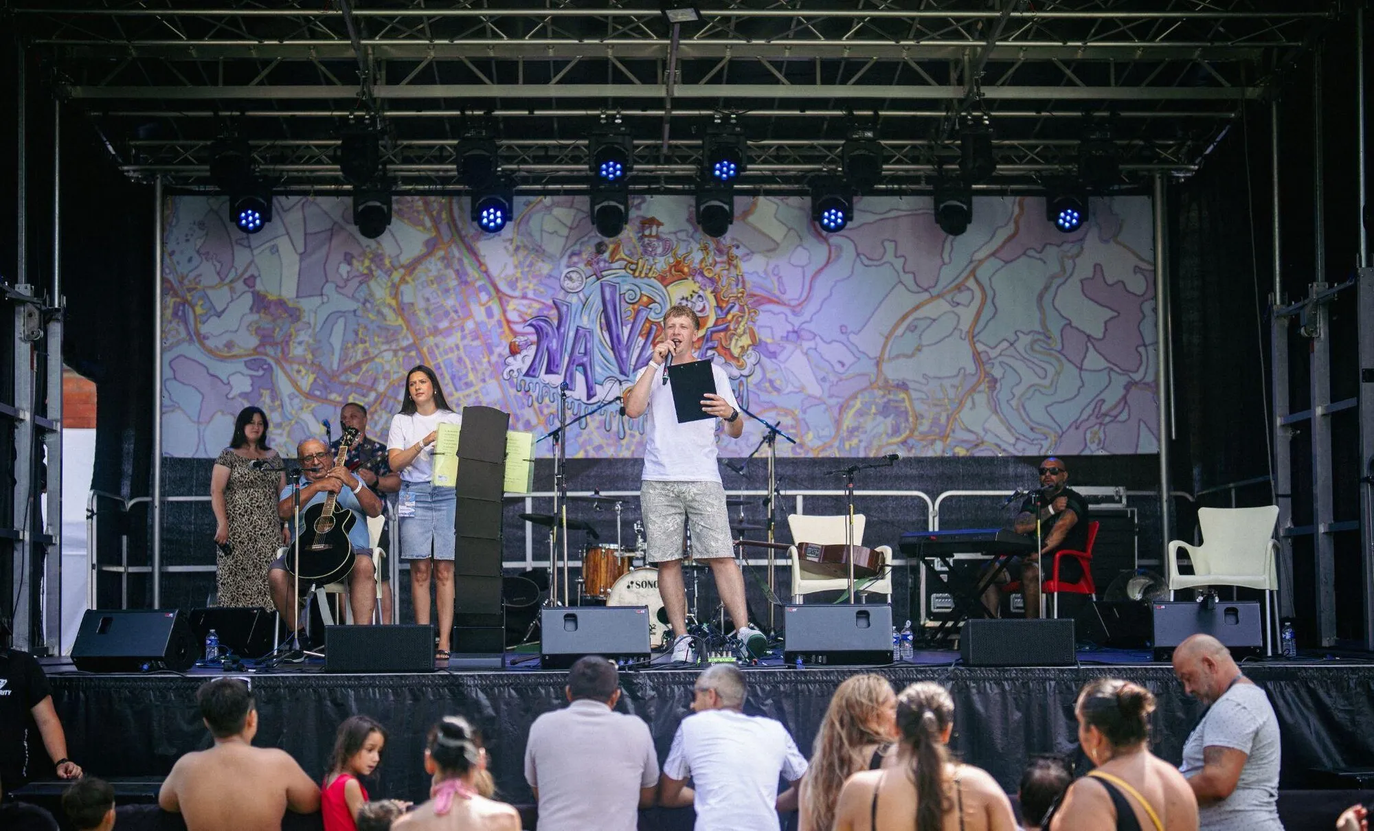 Kryštof moderuje na stagi festivalu Na Vlně