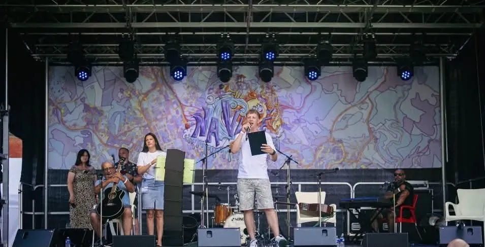 Pódium festivalu Na Vlně s účinkujícími
