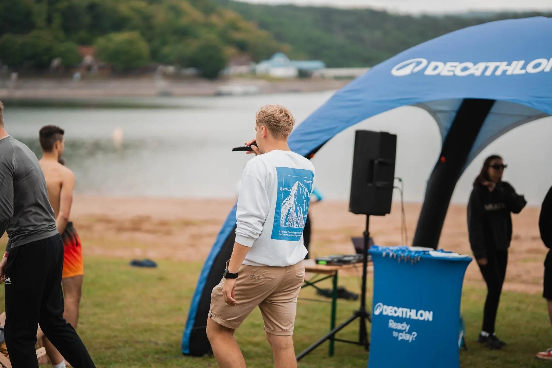 Kryštof moderuje outdoor program u stanu Decathlon